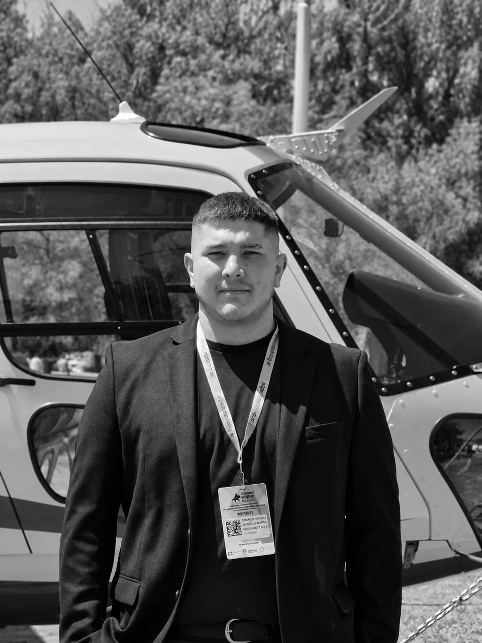 Franco Mansilla, retrato personal en blanco y negro frente a un helicóptero